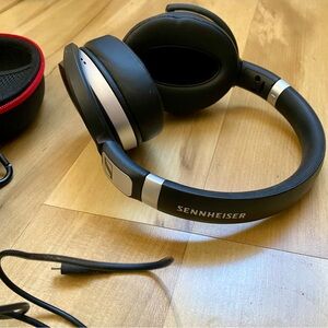 Sennheiser HD 4.50 Bluetooth/Noise Cancelling Headphones with case - NEW